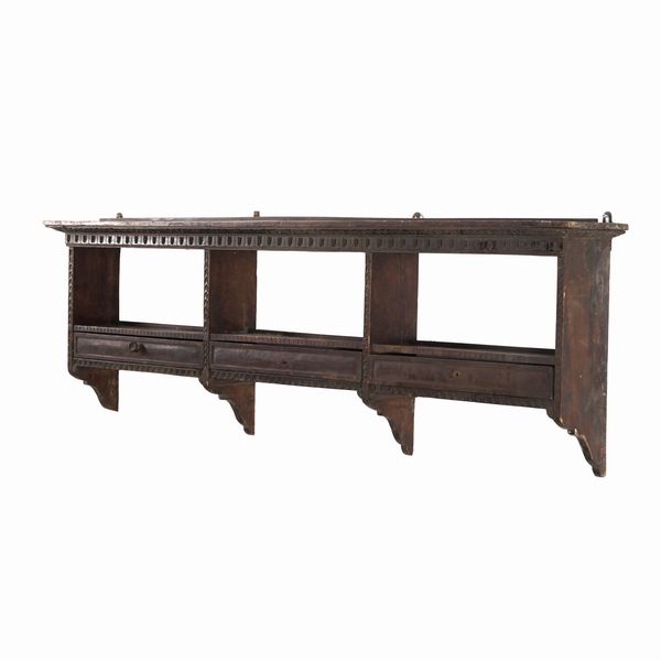 Mensola in legno intagliato ed ebanizzato a tre cassettini. XX secolo  - Asta Antiquariato - Associazione Nazionale - Case d'Asta italiane