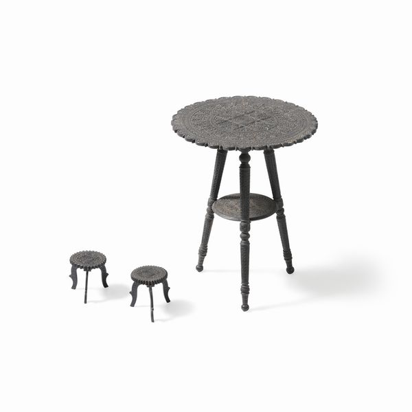 Lotto composto da un tavolino e due piccoli reggi vaso in legno ebanizzato e intagliato  - Asta Antiquariato - Associazione Nazionale - Case d'Asta italiane