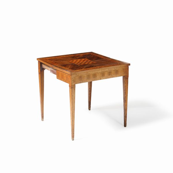 Tavolo da gioco lastronato ed intarsiato. fine XVIII secolo  - Asta Antiquariato - Associazione Nazionale - Case d'Asta italiane