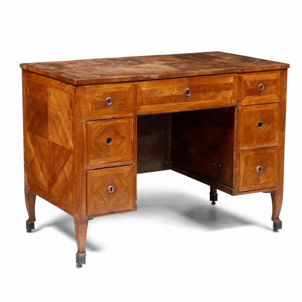 Toletta da centro impiallacciata in ciliegio. Marche, seconda met� XVIII secolo  - Asta Antiquariato - Associazione Nazionale - Case d'Asta italiane