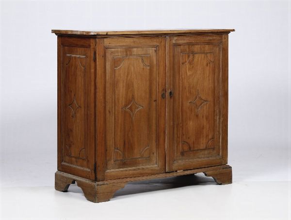 Mezzo armadio in noce a due ante, XVIII-XIX secolo  - Asta Antiquariato - Associazione Nazionale - Case d'Asta italiane