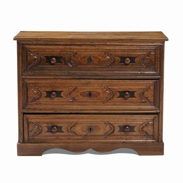 Com� in noce intagliato a tre cassetti  - Asta Antiquariato - Associazione Nazionale - Case d'Asta italiane