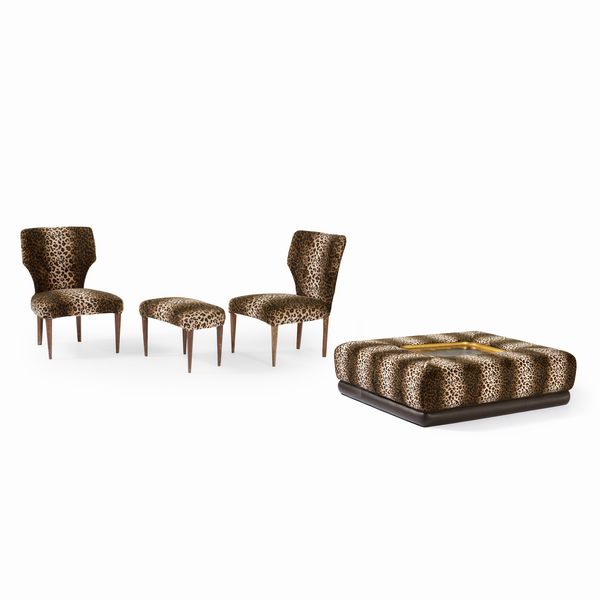 Fornitura da salotto leopardata, XX secolo. Due sedie, poggiapiedi e tavolo basso con vassoio centrale  - Asta Antiquariato - Associazione Nazionale - Case d'Asta italiane