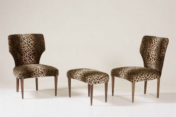 Fornitura da salotto leopardata, XX secolo. Due sedie, poggiapiedi e tavolo basso con vassoio centrale  - Asta Antiquariato - Associazione Nazionale - Case d'Asta italiane