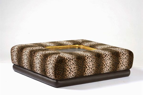 Fornitura da salotto leopardata, XX secolo. Due sedie, poggiapiedi e tavolo basso con vassoio centrale  - Asta Antiquariato - Associazione Nazionale - Case d'Asta italiane