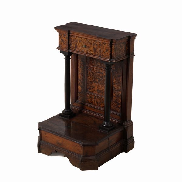 Inginocchiatoio lastronato in radica, XVII-XVIII secolo  - Asta Antiquariato - Associazione Nazionale - Case d'Asta italiane