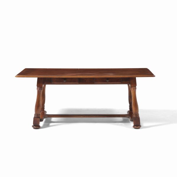 Tavolo scrittoio in noce con piano rettangolare intarsiato a motivi geometrici. Stile antico  - Asta Antiquariato - Associazione Nazionale - Case d'Asta italiane