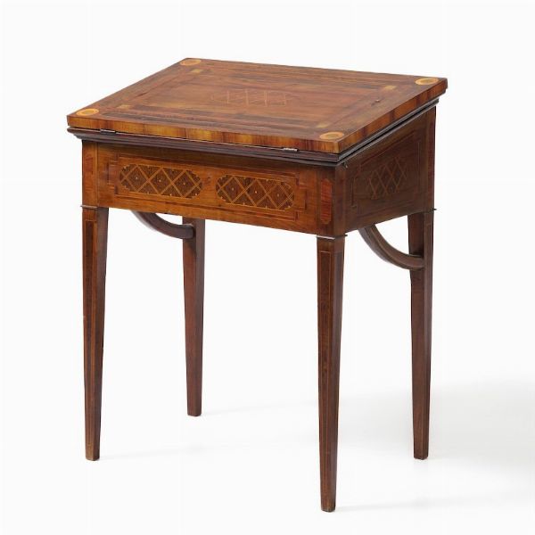Tavolo lastronato e filettato, intarsiato a motivi geometrici. XVIII-XIX secolo  - Asta Antiquariato - Associazione Nazionale - Case d'Asta italiane