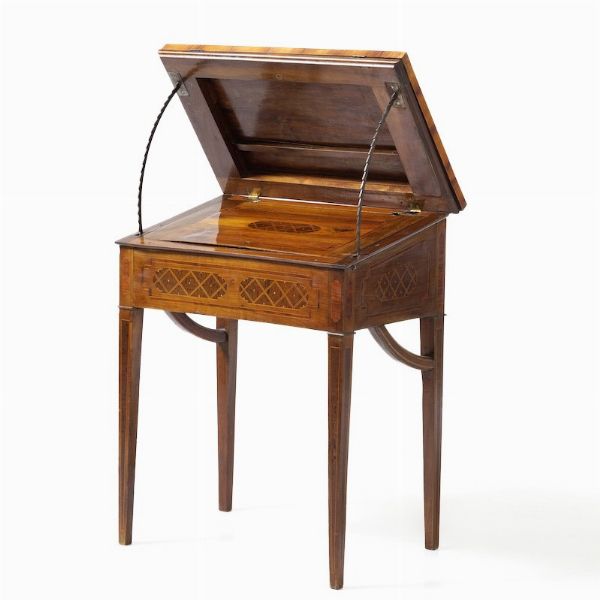 Tavolo lastronato e filettato, intarsiato a motivi geometrici. XVIII-XIX secolo  - Asta Antiquariato - Associazione Nazionale - Case d'Asta italiane