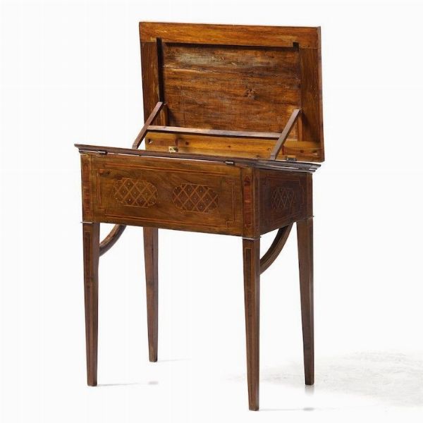 Tavolo lastronato e filettato, intarsiato a motivi geometrici. XVIII-XIX secolo  - Asta Antiquariato - Associazione Nazionale - Case d'Asta italiane