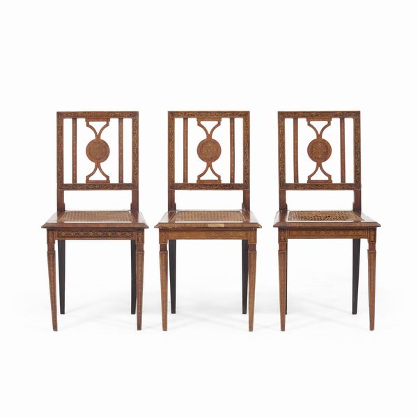 Lotto di tre sedie e un comodino lastronati e intarsiati. XIX-XX secolo  - Asta Antiquariato - Associazione Nazionale - Case d'Asta italiane