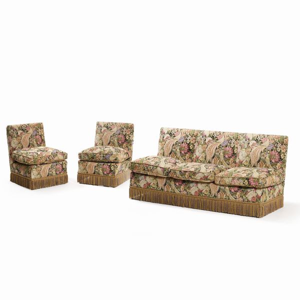 Divano e due poltrone in tessuto con scene di fiori e animali  - Asta Antiquariato - Associazione Nazionale - Case d'Asta italiane