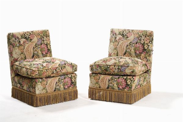 Divano e due poltrone in tessuto con scene di fiori e animali  - Asta Antiquariato - Associazione Nazionale - Case d'Asta italiane