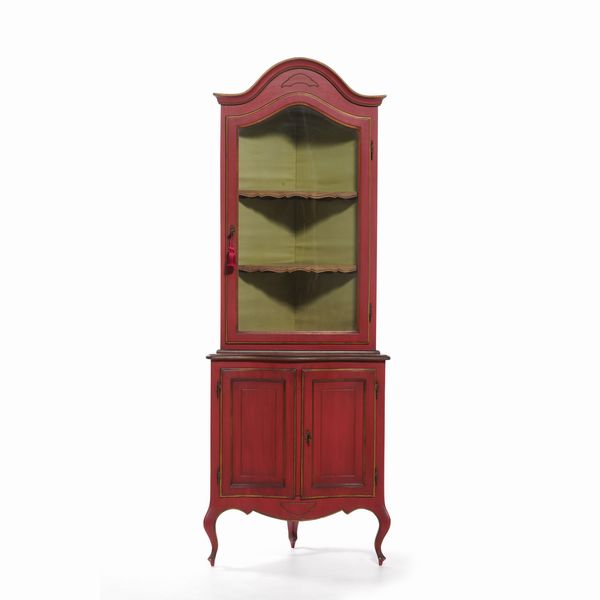 Vetrina angolare in legno dipinto. XX secolo  - Asta Antiquariato - Associazione Nazionale - Case d'Asta italiane