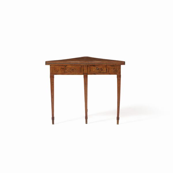 Tavolo da gioco lastronato e filettato. Fine XVIII secolo  - Asta Antiquariato - Associazione Nazionale - Case d'Asta italiane