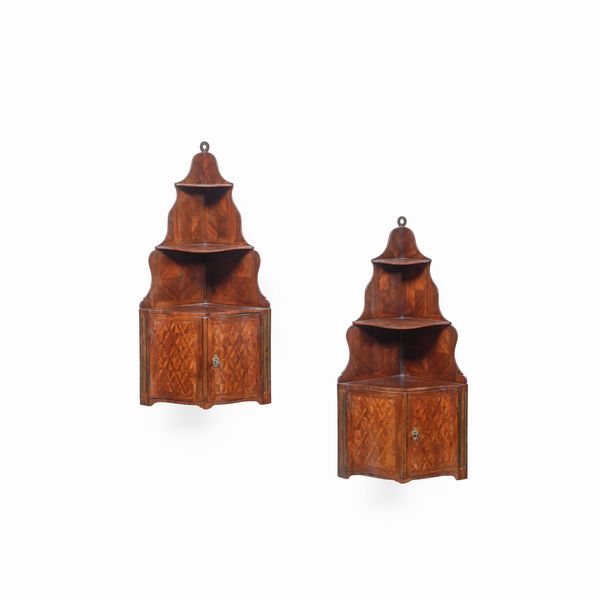 Coppia di angoliere pensili in legno lastronato, XVIII secolo  - Asta Antiquariato - Associazione Nazionale - Case d'Asta italiane
