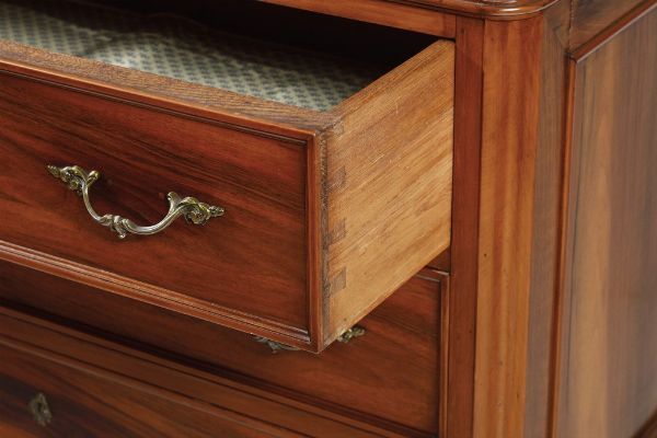 Com� in legno a quattro cassetti con specchiera. XIX secolo  - Asta Antiquariato - Associazione Nazionale - Case d'Asta italiane