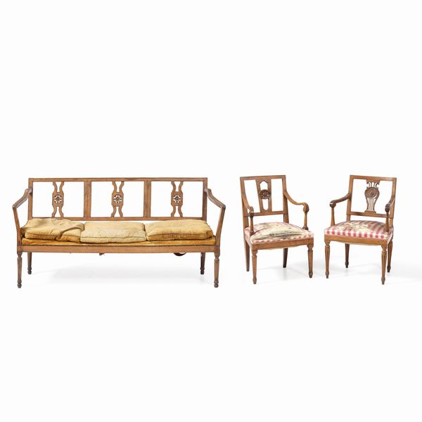 Lotto di un divano e due poltrone diverse in legno intagliato, XIX-XX secolo  - Asta Antiquariato - Associazione Nazionale - Case d'Asta italiane