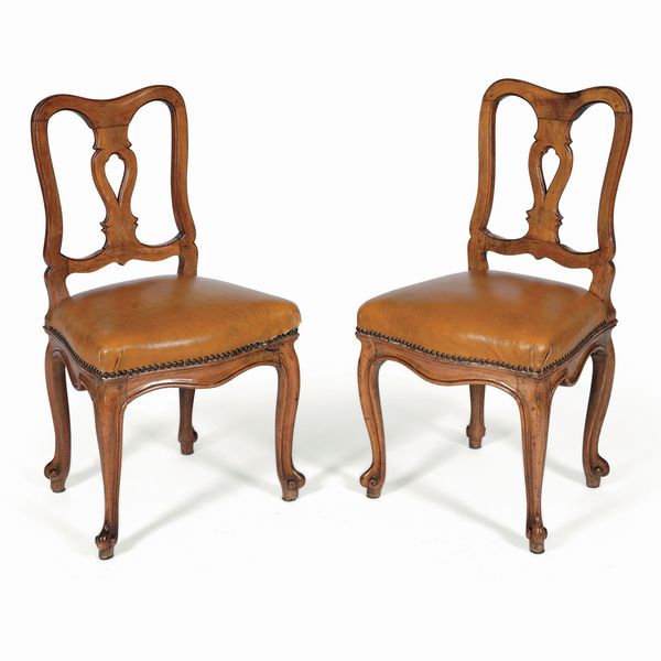 Coppia di sedie in noce. XIX secolo  - Asta Antiquariato - Associazione Nazionale - Case d'Asta italiane