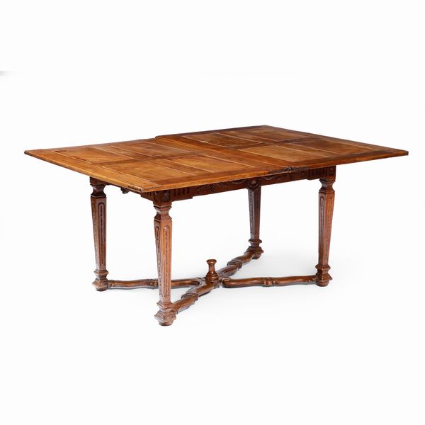 Tavolo allungabile in legno di noce intagliato, inizio XIX secolo  - Asta Antiquariato - Associazione Nazionale - Case d'Asta italiane