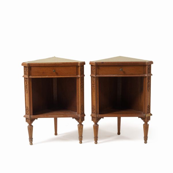 Coppia di comodini ad angolo. XX secolo  - Asta Antiquariato - Associazione Nazionale - Case d'Asta italiane