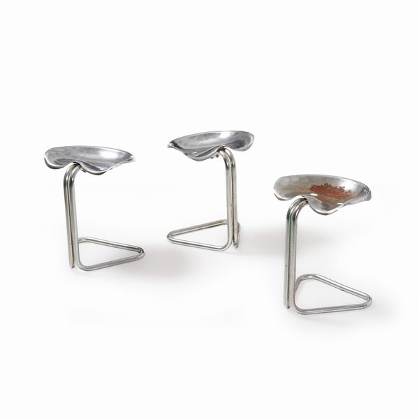Tre sgabelli in acciaio. Anni'60  - Asta Antiquariato - Associazione Nazionale - Case d'Asta italiane