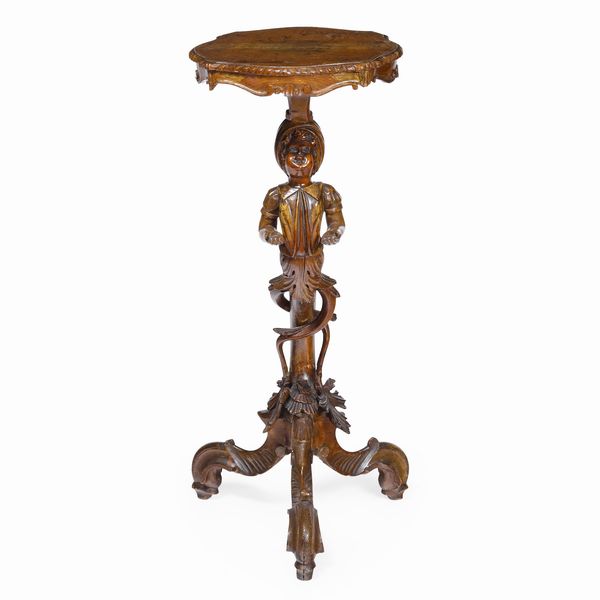 Guridon in noce intagliato. XIX secolo  - Asta Antiquariato - Associazione Nazionale - Case d'Asta italiane