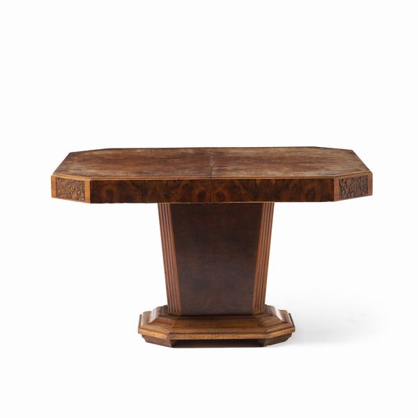 Tavolo liberty lastronato ed intagliato. XX secolo  - Asta Antiquariato - Associazione Nazionale - Case d'Asta italiane