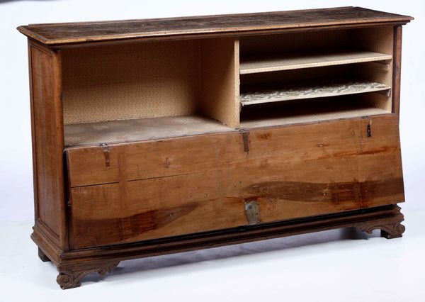 Mobile in noce a quattro finti cassetti ribaltabili, XVIII-XIX Secolo  - Asta Antiquariato - Associazione Nazionale - Case d'Asta italiane