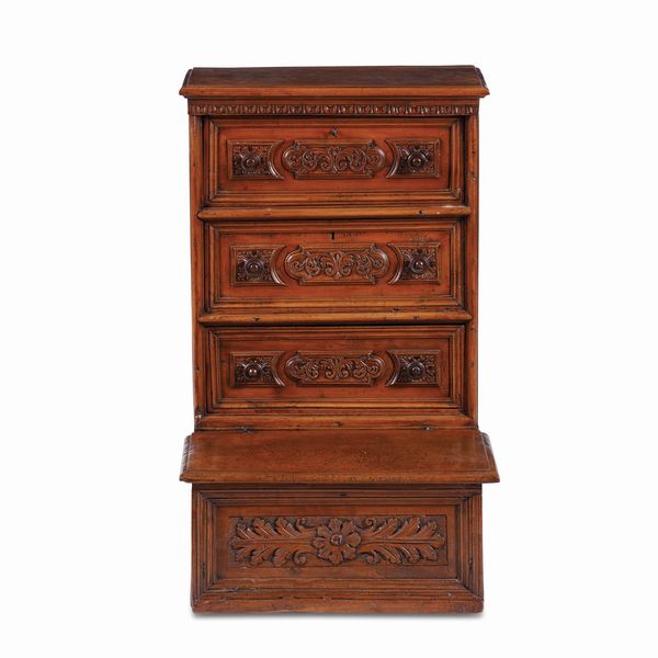 Inginocchiatoio in noce intagliato. XVIII secolo  - Asta Antiquariato - Associazione Nazionale - Case d'Asta italiane