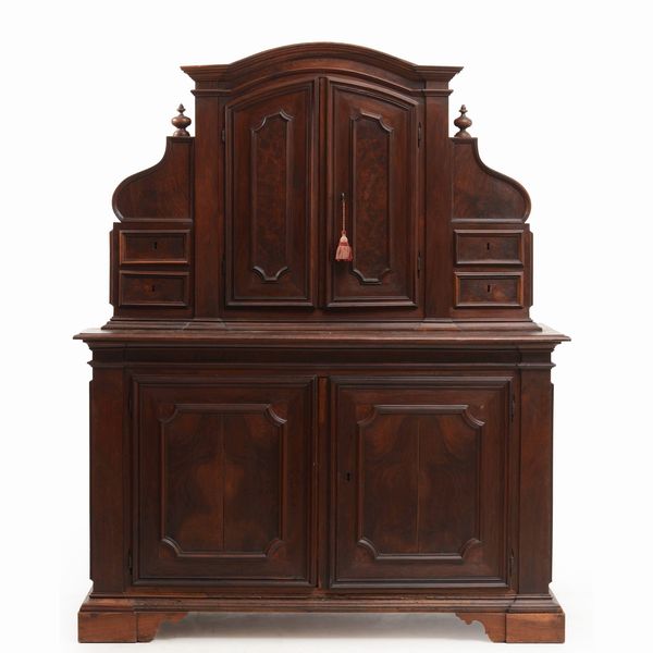 Grande credenza in noce a due corpi. Italia centrale, XVIII-XIX secolo  - Asta Antiquariato - Associazione Nazionale - Case d'Asta italiane