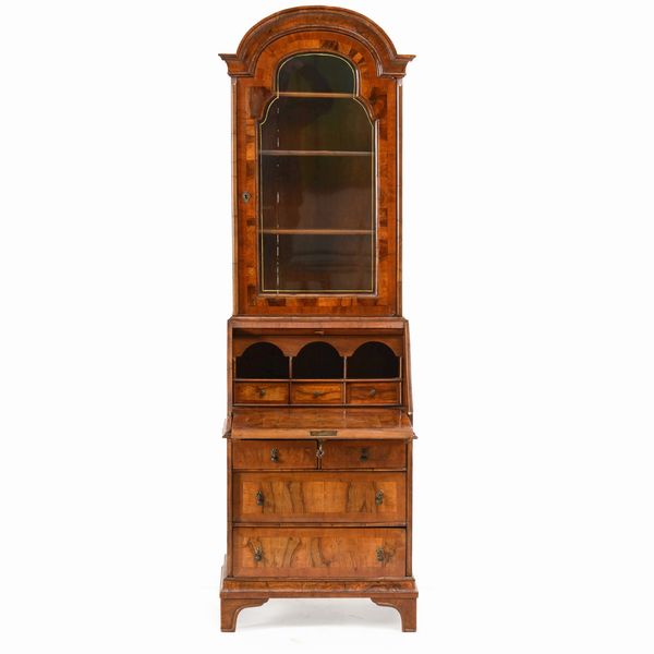 Piccolo mobile a due corpi con ribalta in noce e radica di noce. Veneto, stile XVIII secolo, XX secolo  - Asta Antiquariato - Associazione Nazionale - Case d'Asta italiane