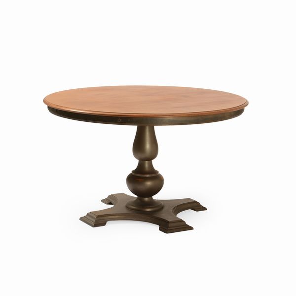 Tavolo tondo in stile con gamba tornita. XX secolo  - Asta Antiquariato - Associazione Nazionale - Case d'Asta italiane