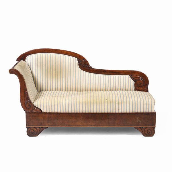 Dormeuse in noce con elementi intagliati a motivi vegetali, Italia centrale, XIX secolo  - Asta Antiquariato - Associazione Nazionale - Case d'Asta italiane