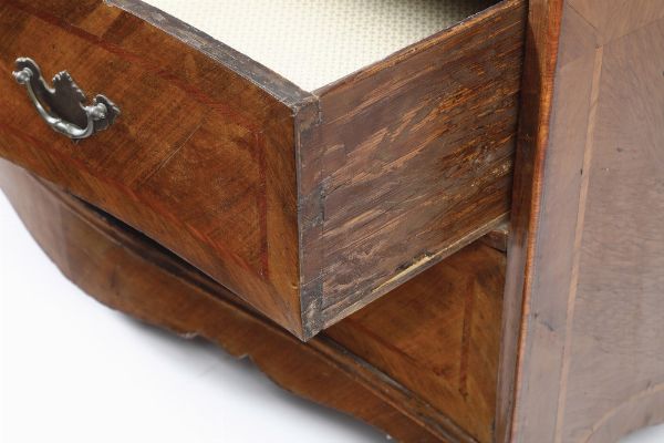 Ribalta in legno lastronato. Genova XVIII secolo  - Asta Antiquariato - Associazione Nazionale - Case d'Asta italiane