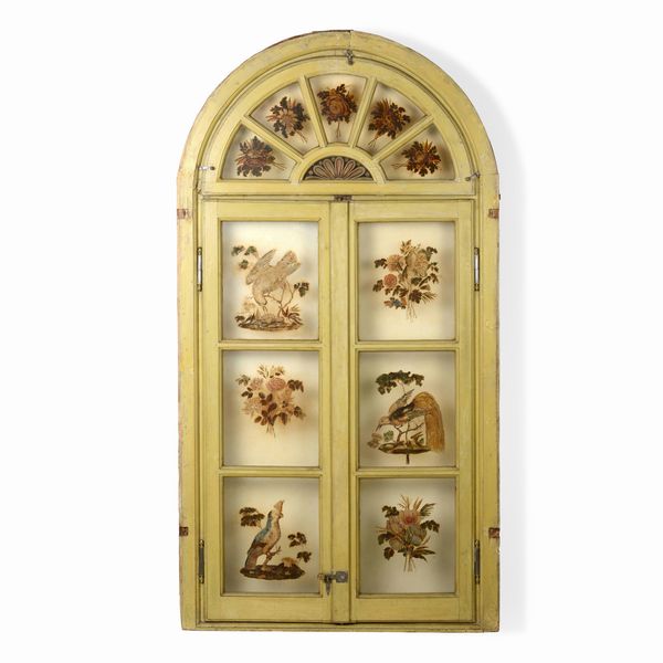 Coppia di vetrate con struttura in legno laccato e vetri dipinti a motivi floreali e zoomorfi. XVIII-XIX secolo  - Asta Antiquariato - Associazione Nazionale - Case d'Asta italiane