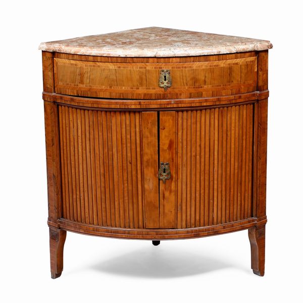 Angolare a due ante in legno lastronato e filettato. Fine XVIII secolo  - Asta Antiquariato - Associazione Nazionale - Case d'Asta italiane