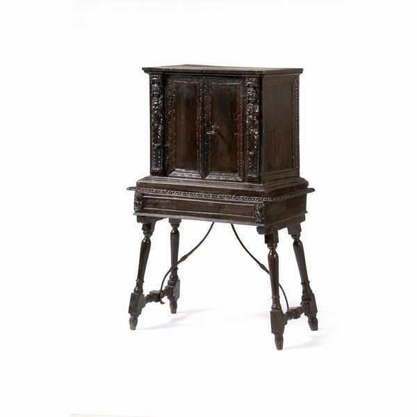 Stipetto in noce intagliato a bambocci. Italia meridionale XIX secolo  - Asta Antiquariato - Associazione Nazionale - Case d'Asta italiane