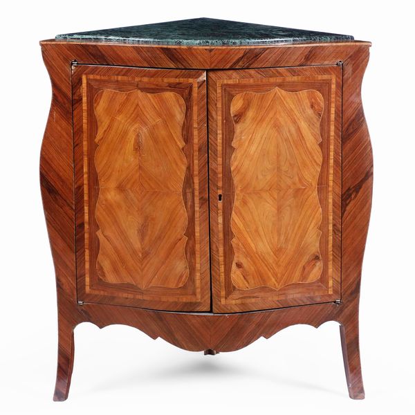 Angoliera lastronata a due ante. XVIII-XIX secolo  - Asta Antiquariato - Associazione Nazionale - Case d'Asta italiane