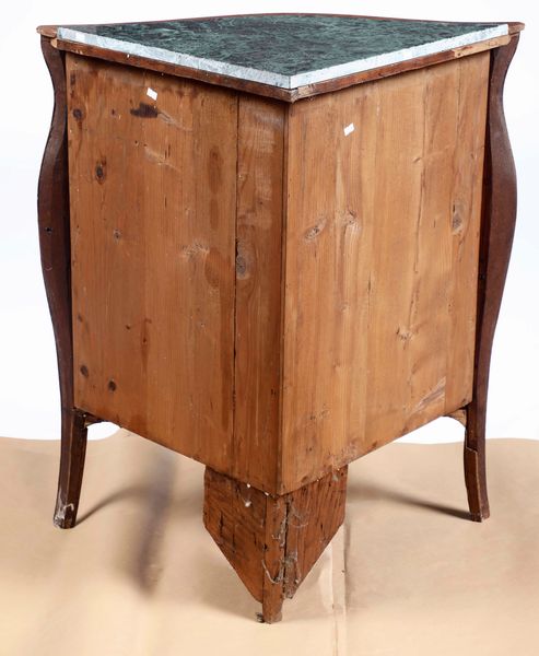 Angoliera lastronata a due ante. XVIII-XIX secolo  - Asta Antiquariato - Associazione Nazionale - Case d'Asta italiane