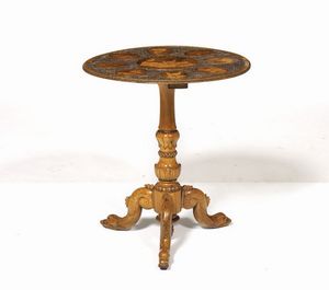 Tavolino in legno intarsiato con figure di camosci , XIX secolo  - Asta Antiquariato - Associazione Nazionale - Case d'Asta italiane
