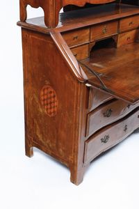 Ribalta con alzata a due ante in legno lastronato ed intarsiato. XVIII-XIX secolo  - Asta Antiquariato - Associazione Nazionale - Case d'Asta italiane