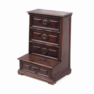 Inginocchiatoio in noce intagliato. XVIII secolo  - Asta Antiquariato - Associazione Nazionale - Case d'Asta italiane