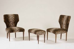 Fornitura da salotto leopardata, XX secolo. Due sedie, poggiapiedi e tavolo basso con vassoio centrale  - Asta Antiquariato - Associazione Nazionale - Case d'Asta italiane
