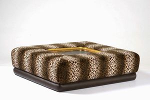 Fornitura da salotto leopardata, XX secolo. Due sedie, poggiapiedi e tavolo basso con vassoio centrale  - Asta Antiquariato - Associazione Nazionale - Case d'Asta italiane