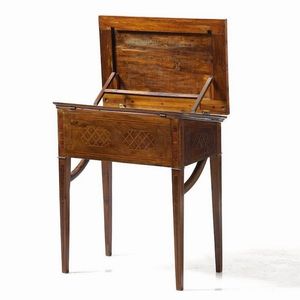 Tavolo lastronato e filettato, intarsiato a motivi geometrici. XVIII-XIX secolo  - Asta Antiquariato - Associazione Nazionale - Case d'Asta italiane