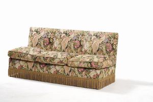 Divano e due poltrone in tessuto con scene di fiori e animali  - Asta Antiquariato - Associazione Nazionale - Case d'Asta italiane