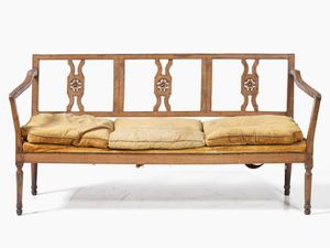 Lotto di un divano e due poltrone diverse in legno intagliato, XIX-XX secolo  - Asta Antiquariato - Associazione Nazionale - Case d'Asta italiane