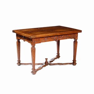 Tavolo allungabile in legno di noce intagliato, inizio XIX secolo  - Asta Antiquariato - Associazione Nazionale - Case d'Asta italiane