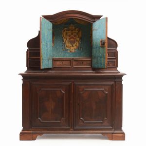Grande credenza in noce a due corpi. Italia centrale, XVIII-XIX secolo  - Asta Antiquariato - Associazione Nazionale - Case d'Asta italiane